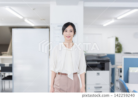 一位面帶微笑的女商人。辦公室、工作、工作場所、商務、行走、換工作、公司、企業、人力資源、行政、臨時工 142259240