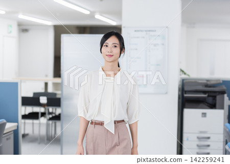 一位面帶微笑的女商人。辦公室、工作、工作場所、商務、行走、換工作、公司、企業、人力資源、行政、臨時工 一位面帶微笑的女商人。辦公室、工作、工作場所、商務、行走、換工作、公司、企業、人力資源、行政、臨時工 142259241
