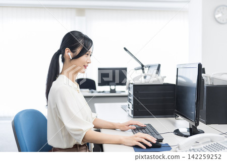 一名戴著耳機的女子正在進行視訊通話(視訊會議、網路研討會)。 一名戴著耳機的女子正在進行視訊通話(視訊會議、網路研討會)。 142259252