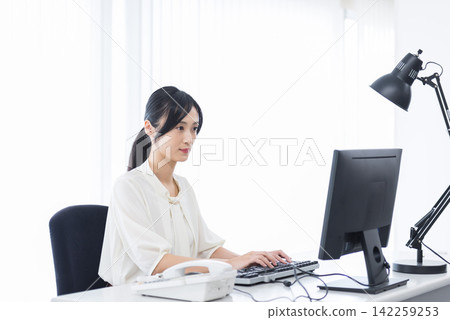 在辦公室工作的婦女 在辦公室工作的婦女 142259253