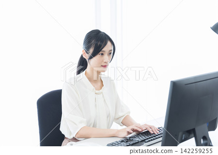 在辦公室工作的婦女 在辦公室工作的婦女 142259255