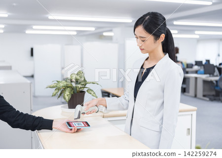 無現金支付,智能手機支付,QR碼支付 無現金支付,智能手機支付,QR碼支付 142259274