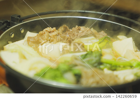 壽喜燒:熱氣騰騰的牛肉和蔬菜,一道溫暖的日式火鍋料理。 壽喜燒:熱氣騰騰的牛肉和蔬菜,一道溫暖的日式火鍋料理。 142260659