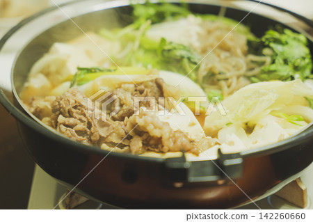 壽喜燒:熱氣騰騰的牛肉和蔬菜,一道溫暖的日式火鍋料理。 壽喜燒:熱氣騰騰的牛肉和蔬菜,一道溫暖的日式火鍋料理。 142260660