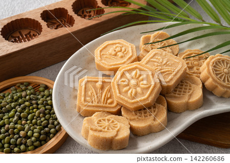 Mid-Autumn Festival, mooncakes, mung bean cakes, afternoon tea. Mid-Autumn Festival, mooncakes, mung bean cakes, afternoon tea. 142260686