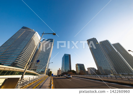 一棟超高層公寓大樓在藍天的襯托下格外醒目,沐浴在耀眼的陽光中。 一棟超高層公寓大樓在藍天的襯托下格外醒目,沐浴在耀眼的陽光中。 142260960