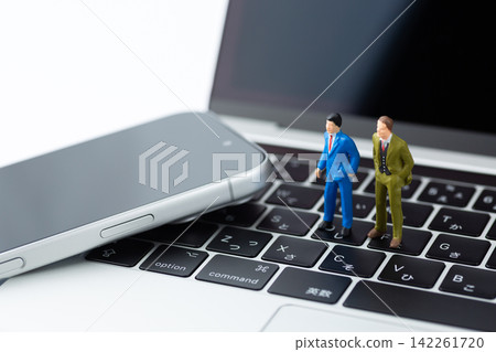商人、個人電腦和智慧型手機 142261720
