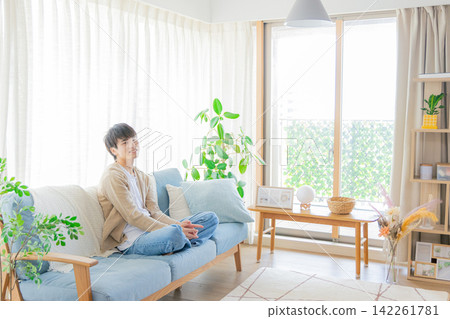 放鬆在客廳的一個人 142261781