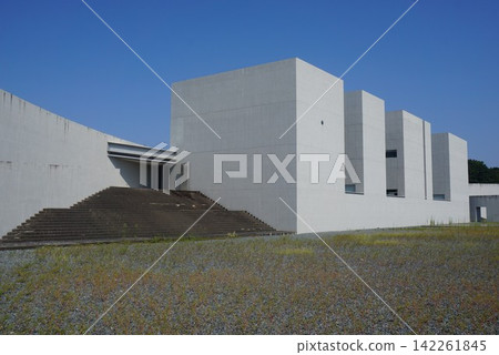 The Shoji Ueda Photography Museum is a white building located in Hoki Town, Tottori Prefecture. The Shoji Ueda Photography Museum is a white building located in Hoki Town, Tottori Prefecture. 142261845