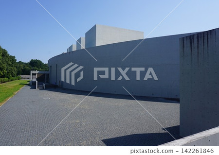 The Shoji Ueda Photography Museum is a white building located in Hoki Town, Tottori Prefecture. The Shoji Ueda Photography Museum is a white building located in Hoki Town, Tottori Prefecture. 142261846
