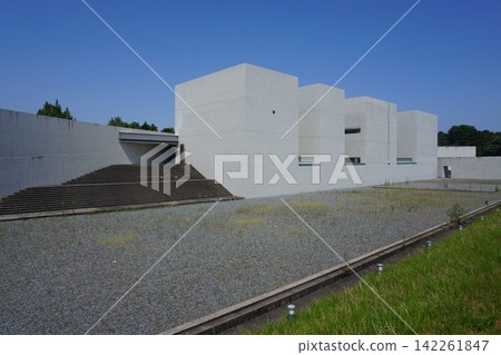 上田莊司攝影美術館是位於鳥取縣北木町的白色建築。 上田莊司攝影美術館是位於鳥取縣北木町的白色建築。 142261847