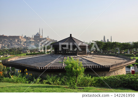 roof of old houses 142261950