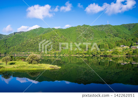[Spectacular Summer Lakeside Scenery] Yasaka Lake, Mazegawa River, Gero City, Gifu Prefecture 142262051