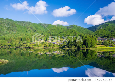 [Spectacular Summer Lakeside Scenery] Yasaka Lake, Mazegawa River, Gero City, Gifu Prefecture 142262052