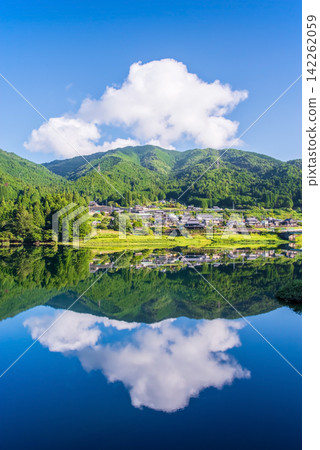 【壯麗的夏日湖畔風光】岐阜縣下呂市馬澤川八坂湖 【壯麗的夏日湖畔風光】岐阜縣下呂市馬澤川八坂湖 142262059