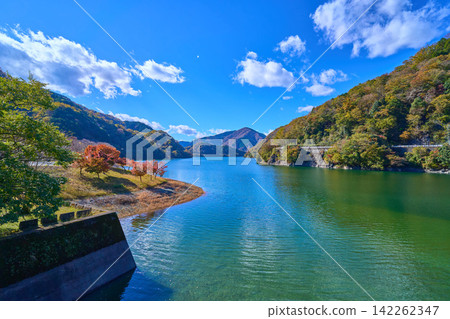 從神奈川縣山北町黑倉向西眺望丹澤湖的秋景。 從神奈川縣山北町黑倉向西眺望丹澤湖的秋景。 142262347