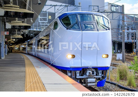 The Kansai Airport Express Haruka is stopped at Shin-Osaka Station. The Kansai Airport Express Haruka is stopped at Shin-Osaka Station. 142262670