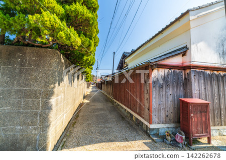 [Important Preservation District for Groups of Traditional Buildings] Gokasho Kondo: Spring Scenery in the Alleyway 1, Higashiomi City, Shiga Prefecture 142262678
