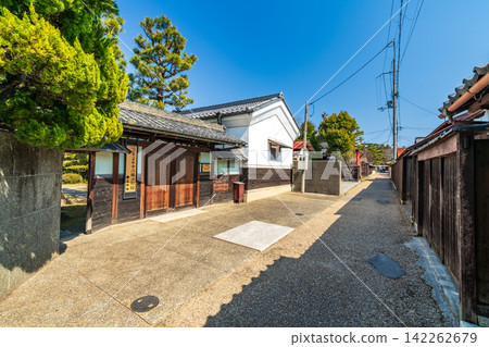 [Important Preservation District for Groups of Traditional Buildings] Gokasho Kondo, Spring Scenery on Jinya Street, Higashiomi City, Shiga Prefecture 142262679