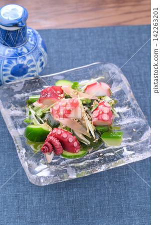 章魚、黃瓜和裙帶菜,佐以醋汁,一道夏日佳餚。 章魚、黃瓜和裙帶菜,佐以醋汁,一道夏日佳餚。 142263201