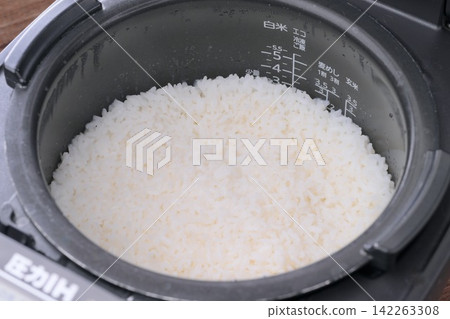 註:蒸汽是人工產生的。用電飯煲煮飯(白飯)。 註:蒸汽是人工產生的。用電飯煲煮飯(白飯)。 142263308