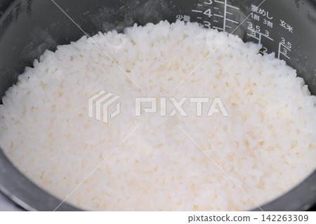 註:蒸汽是人工產生的。用電飯煲煮飯(白飯)。 註:蒸汽是人工產生的。用電飯煲煮飯(白飯)。 142263309