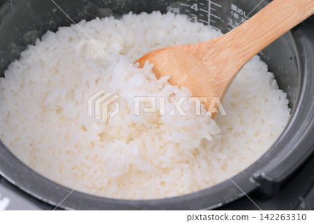 註:蒸汽是人工產生的。用電飯煲煮飯(白飯)。 註:蒸汽是人工產生的。用電飯煲煮飯(白飯)。 142263310