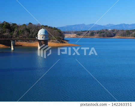 冬季的多摩湖和取水塔 冬季的多摩湖和取水塔 142263351