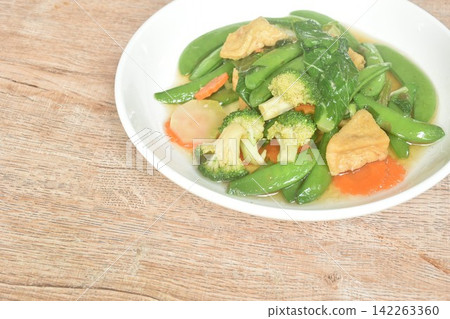 stir fried mixed vegetable with slice tofu in soy sauce vegetarian food on dish stir fried mixed vegetable with slice tofu in soy sauce vegetarian food on dish 142263360