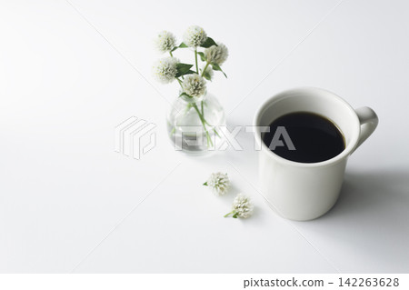 生活以白色馬克杯裡的咖啡和球形莧菜為伴。 生活以白色馬克杯裡的咖啡和球形莧菜為伴。 142263628