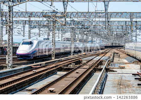 上越新幹線E2系列車從月台出發。 上越新幹線E2系列車從月台出發。 142263886
