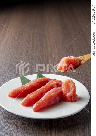 明太子盛放在白色盤子裡,是一種需要用湯匙舀著吃的高級食材。 明太子盛放在白色盤子裡,是一種需要用湯匙舀著吃的高級食材。 142263914