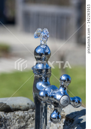公園飲水噴泉流出的清涼泉水,是炎炎夏日補充水分的理想選擇。 公園飲水噴泉流出的清涼泉水,是炎炎夏日補充水分的理想選擇。 142263915