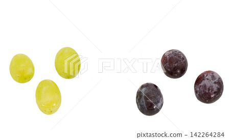 Comparison of white and red grapes; transparent background; macro. Comparison of white and red grapes; transparent background; macro. 142264284