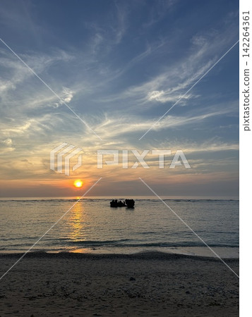 日出時分的海景。 日出時分的海景。 142264361