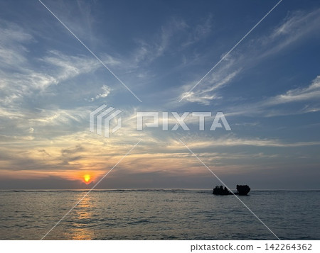 日出時分的海景。 日出時分的海景。 142264362