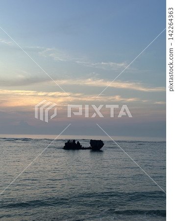 日出時的大海和岩石 日出時的大海和岩石 142264363