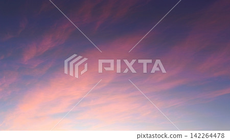令人動容的日落和黃昏時分漸變的天空。 令人動容的日落和黃昏時分漸變的天空。 142264478