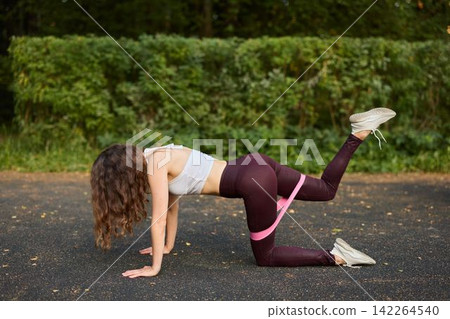 Outdoor resistance training to effectively develop glute muscles Outdoor resistance training to effectively develop glute muscles 142264540