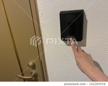 手指按下公寓大樓的對講按鈕 142264559