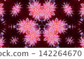 煙火圖案呈萬花筒狀，粉紅色和紅色的光芒四處擴散。 142264670