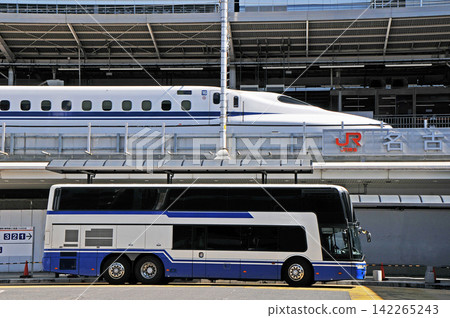 N700 series Shinkansen and Mitsubishi Fuso Aero King 142265243