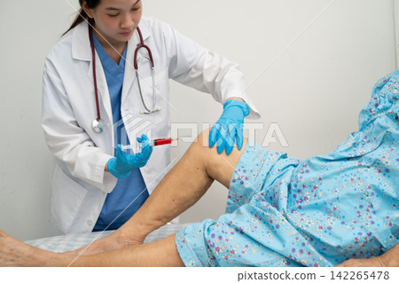 Asian doctor inject Hyaluronic acid platelet rich plasma into knee of senior woman. Asian doctor inject Hyaluronic acid platelet rich plasma into knee of senior woman. 142265478