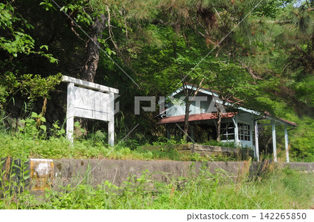 Station of abolished line Station of abolished line 142265850