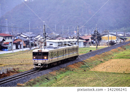 2008年:兩節115系地方列車車廂在白眉線上運行。 2008年:兩節115系地方列車車廂在白眉線上運行。 142266241