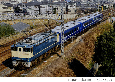2008 年:EF65 1124 型機車在東海道線上運行,為月光號列車運送客車車廂。 2008 年:EF65 1124 型機車在東海道線上運行,為月光號列車運送客車車廂。 142266295