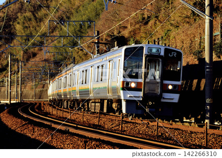 2008: A 6-car 211 series local train running on the Tokaido Line. 2008: A 6-car 211 series local train running on the Tokaido Line. 142266310