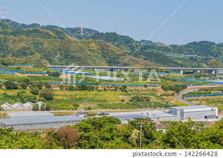 新東名高速公路和靜岡市(靜岡縣)的鄉村景色 新東名高速公路和靜岡市(靜岡縣)的鄉村景色 142266428