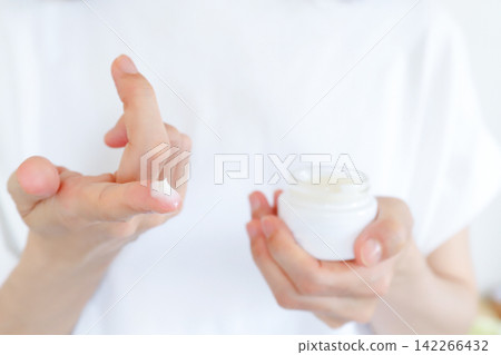 用指尖塗抹保濕霜 - 護膚 142266432