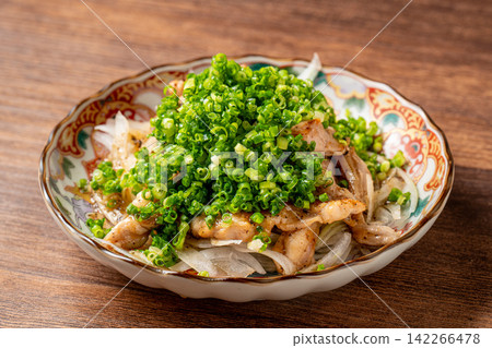 雞脖子肉上蓋滿了蔥花 雞脖子肉上蓋滿了蔥花 142266478